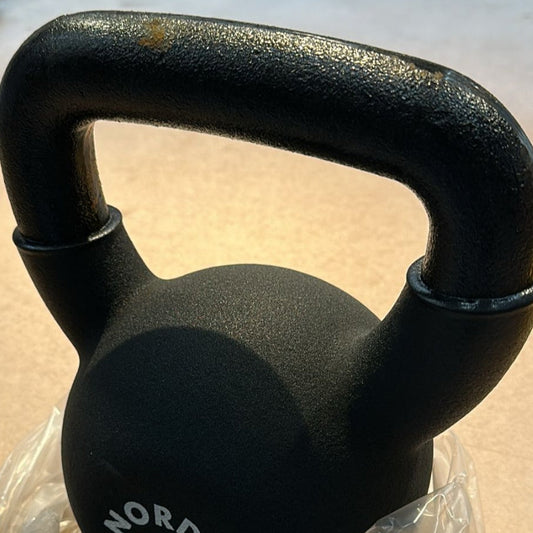 Kettlebell 12 kg. Svart gjutjärn och vinyl - NORDIC POWER - DEMO